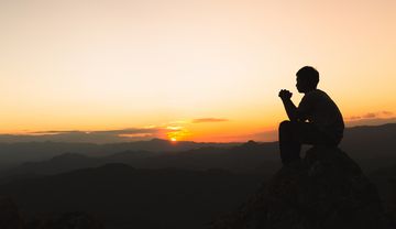 Betender Mensch auf einem Berg