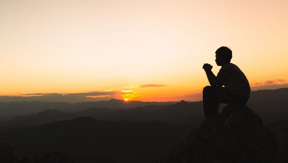 Betender Mensch auf einem Berg