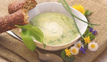 Wiesenblumen neben einer Schale mit Suppe