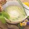 Wiesenblumen neben einer Schale mit Suppe