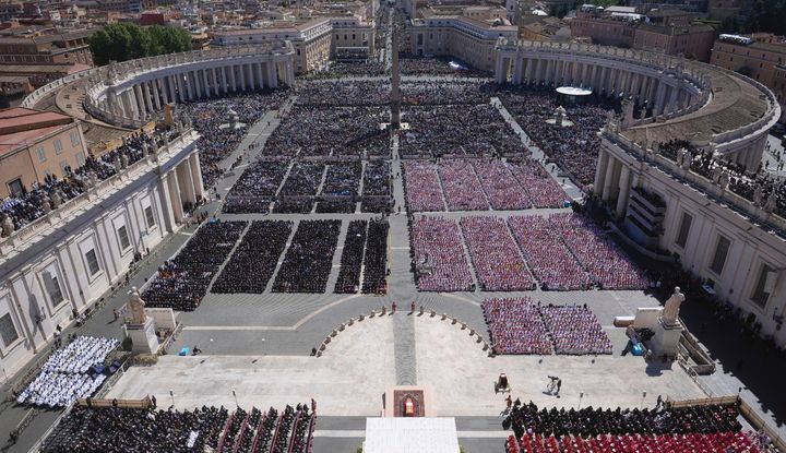 Der volle Petersplatz w&auml;hrend der Trauermesse f&uuml;r Papst Franziskus