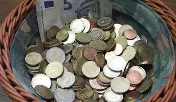 Foto eines gefüllten Spendenkorbs