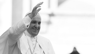 Papst Franziskus winkt