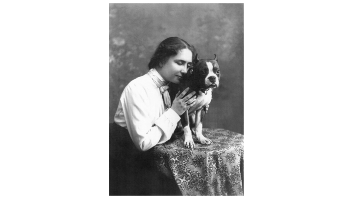Helen Keller mit ihrem Hund