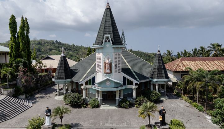 Blick von oben auf die Kirche von Ledalero