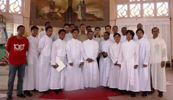 Novizen in weissen Gewändern