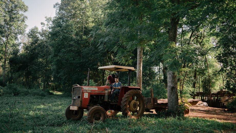 Schüler steuern einen Traktor