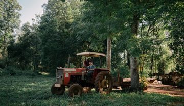 Schüler steuern einen Traktor