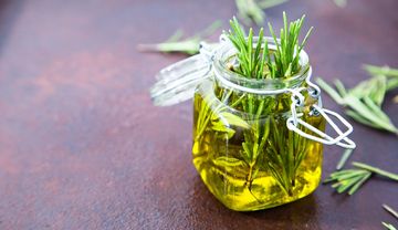 Frischer Rosmarin und Öl