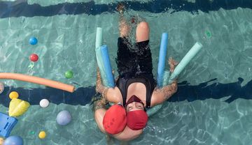 Zwei Menschen im Schimmbecken