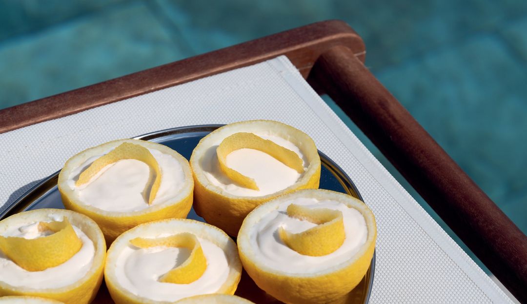 Zitronenhälften gefüllt mit Joghurt-Mousse