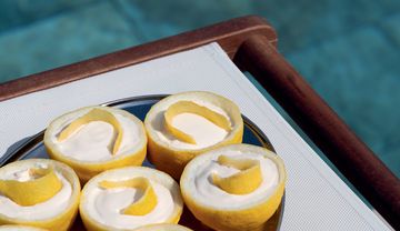 Zitronenhälften gefüllt mit Joghurt-Mousse