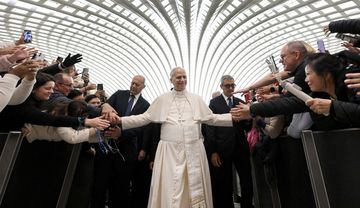 Papst Papst Leo XIV wird von Vertretern der Presse umringt