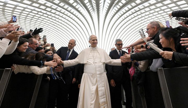 Papst Papst Leo XIV wird von Vertretern der Presse umringt