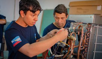 Schüler reparieren eine Klimaanlage