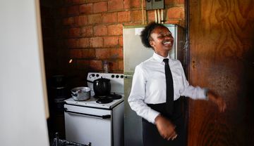 Die Schülerin Heather T Mlambo lacht herzlich