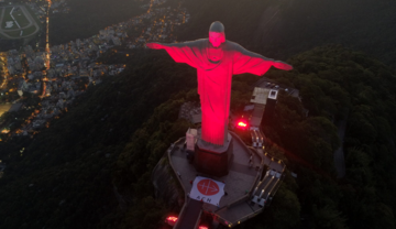 Cristo Redentor in Rio de Janeiro zum Red Wednesday