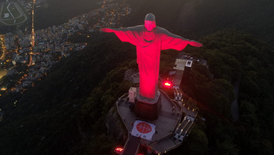 Cristo Redentor in Rio de Janeiro zum Red Wednesday