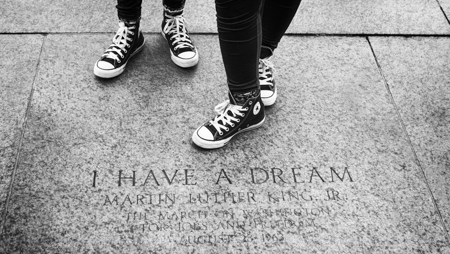 Zwei Personen mit Turnschuhen stehen auf einer Steinplatte, in die das Zitat „I have a dream“ von Martin Luther King Jr. eingraviert ist