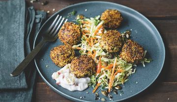 Puffer aus Hirse und Kräutern mit Salat 