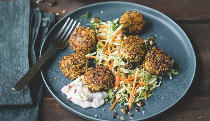 Puffer aus Hirse und Kr&auml;utern mit Salat 