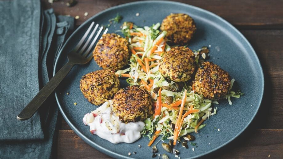 Puffer aus Hirse und Kräutern mit Salat 