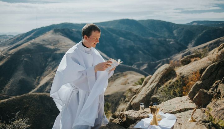 Ein Priester bei der Predigt