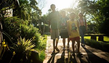 Der Achtjährige Armando mit drei seiner Freunde