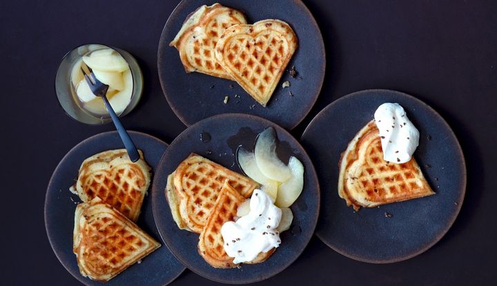 Schwester Bernadette verwendet Anis zum Verfeinern von Waffeln