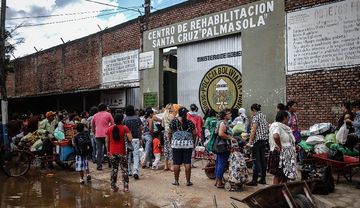 Menschen warten vor dem Eingang zum Gefängnis