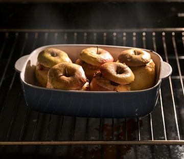 Eine Auflaufform auf einem Backrost mit Backäpfeln