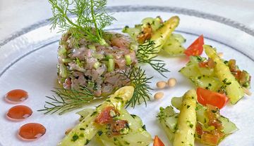 Spargelsalat mit Basilikum und Lachsforellentatar