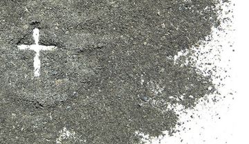 Ein weißes Kreuz in Asche gezeichnet