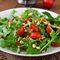Ein Teller Brotsalat mit Rucola und Tomate