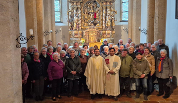 Foto der Förderer vor dem Altar
