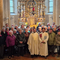 Foto der Förderer vor dem Altar