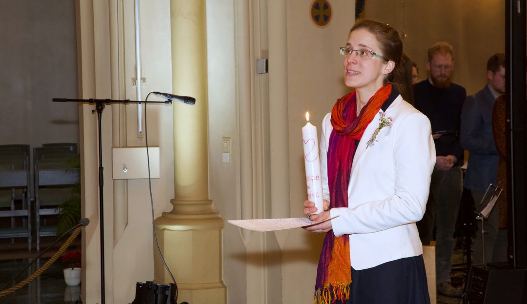 Schwester Anne-Sophie Dessouroux mit einer brennenden Kerze in der Hand