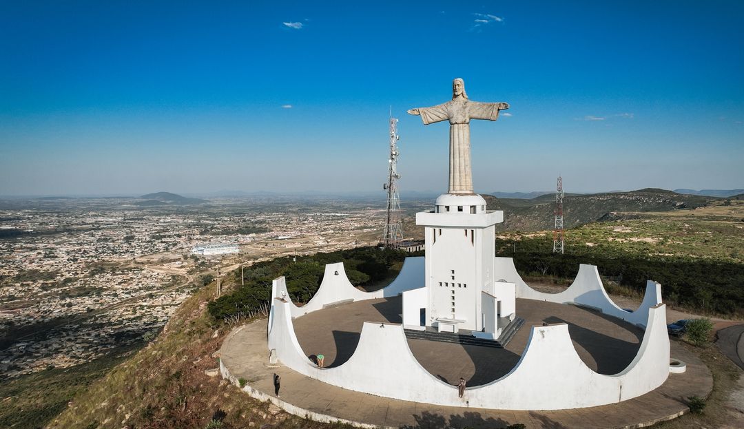 Foto einer Statue von Jesus mit ausgebreiteten Armen in Angola