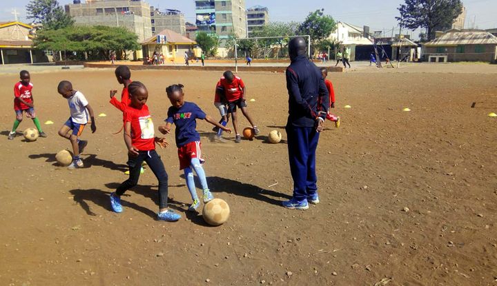 Steyler Grundschule in Nairobi bietet Fu&szlig;balltraining 