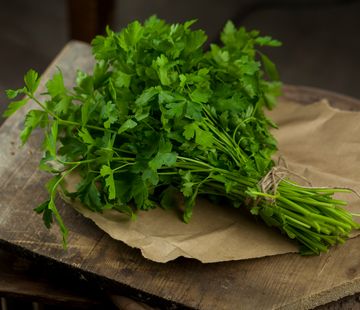 Petersilienstrauß auf Packpapier