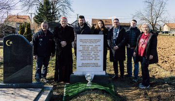 Foto der Teilnehmenden auf dem Friedhof