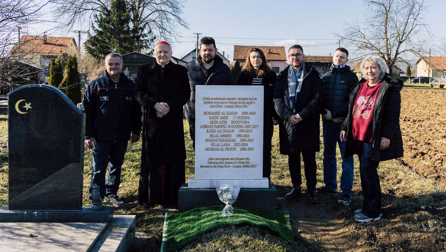 Foto der Teilnehmenden auf dem Friedhof