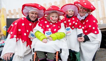 Die Tribünen des LVR bieten Menschen die Gelegenheit, den Karnevalsumzug zu genießen