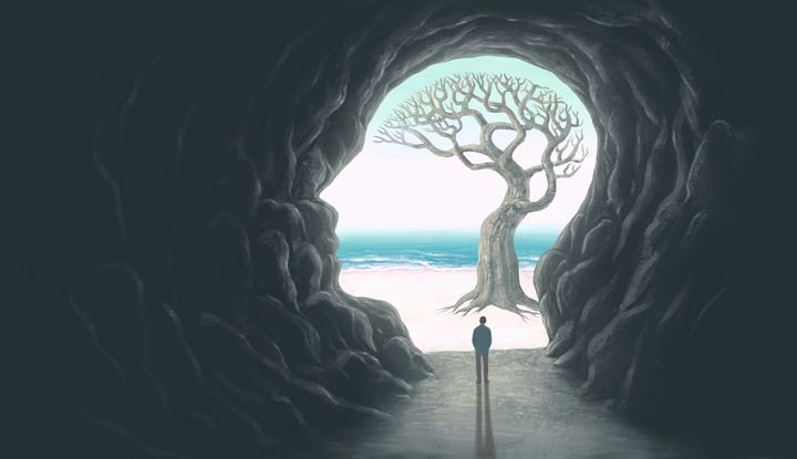 Abstrakte Darstellung einer wie ein menschlicher Kopf geformten H&ouml;hle mit Baum in Form eines Gehirns