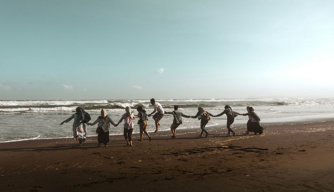 Gemeinschaft von Menschen am Strand