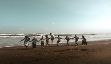 Gemeinschaft von Menschen am Strand
