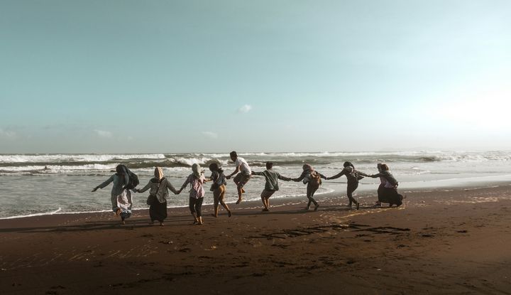Gemeinschaft von Menschen am Strand