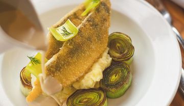 Zander auf einem Teller angerichtet mit Lauch