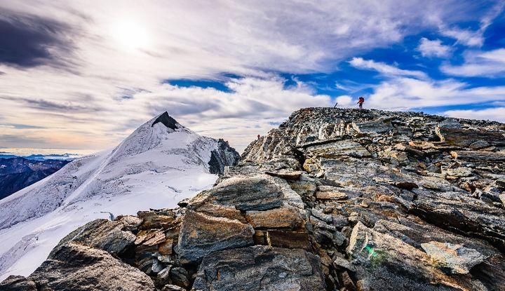 Eine verschneite Berglandschaft unter blauem Himmel