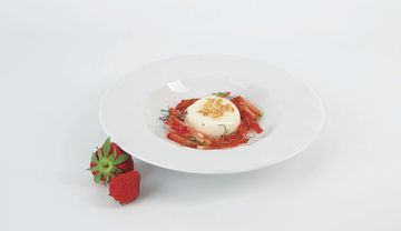 Panna cotta mit Minze, Erdbeerstreifen und garniert mit gehobelten Mandeln